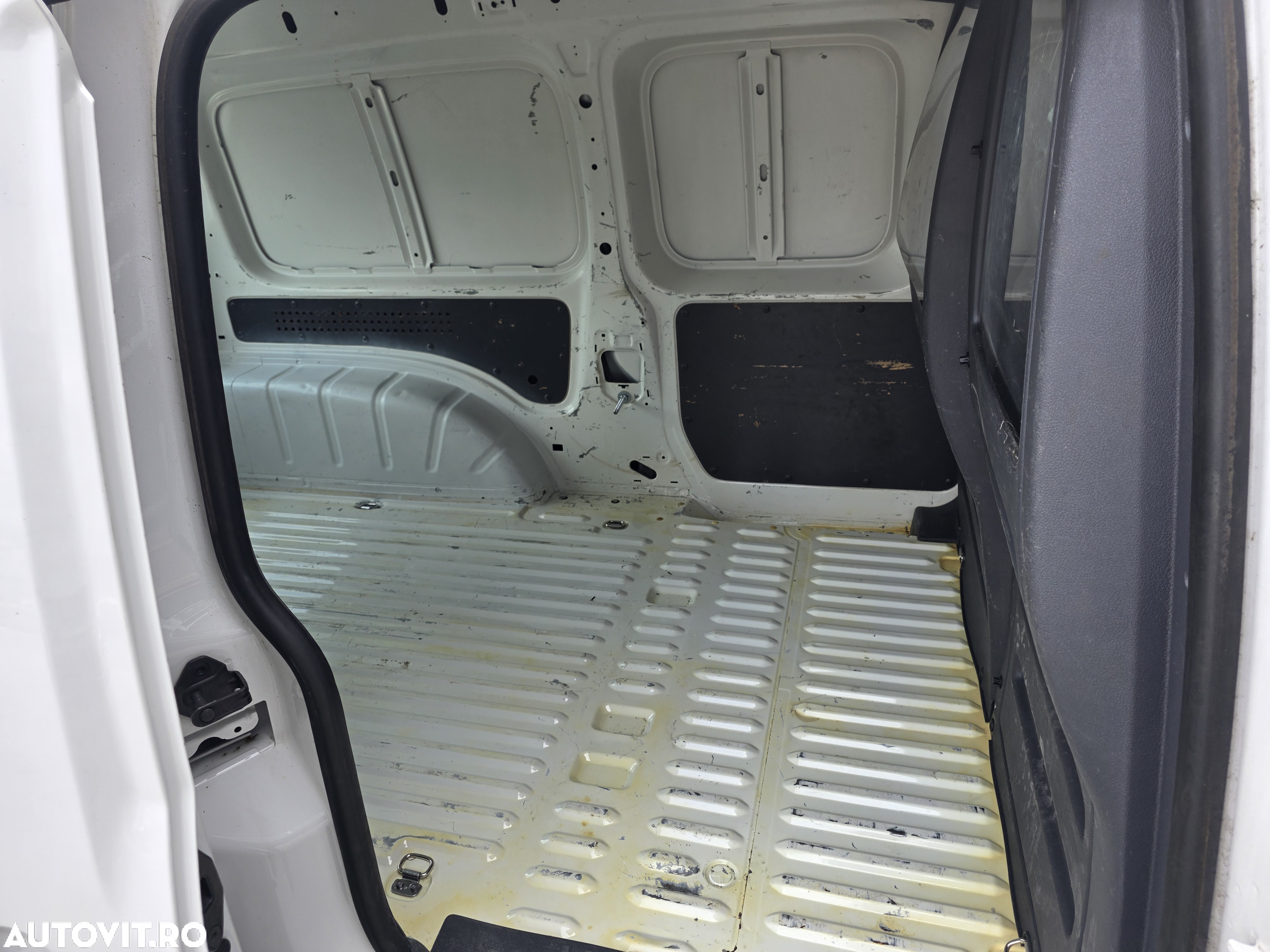 Volkswagen Caddy 1.6 TDI BlueMotion - 8