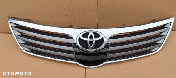Atrapa Gril Grill Znaczek RADAR Toyota Avensis T27 2008-