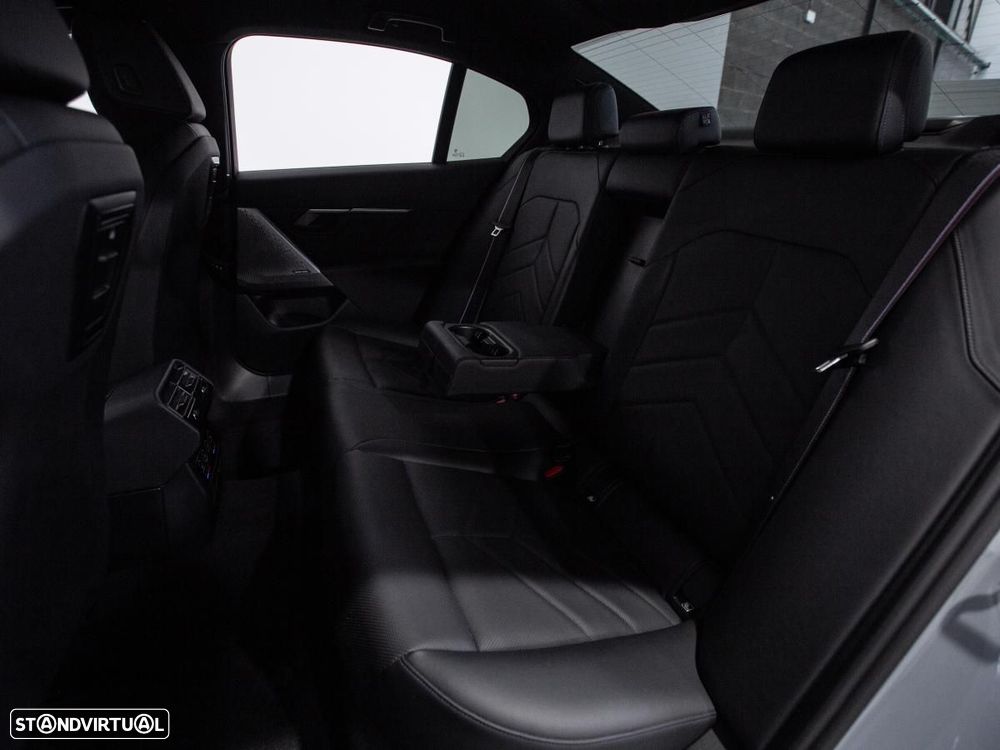 BMW 530 e Pack Desportivo M - 11
