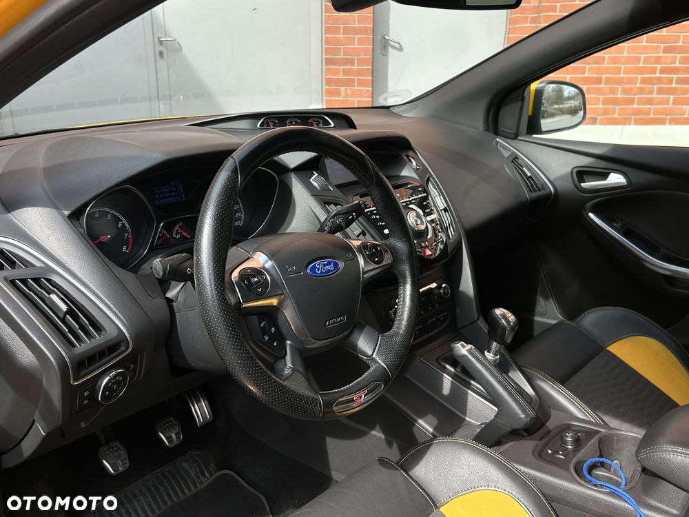 Ford Focus 2.0 EcoBoost ST mit Leder-Sport-Paket - 14