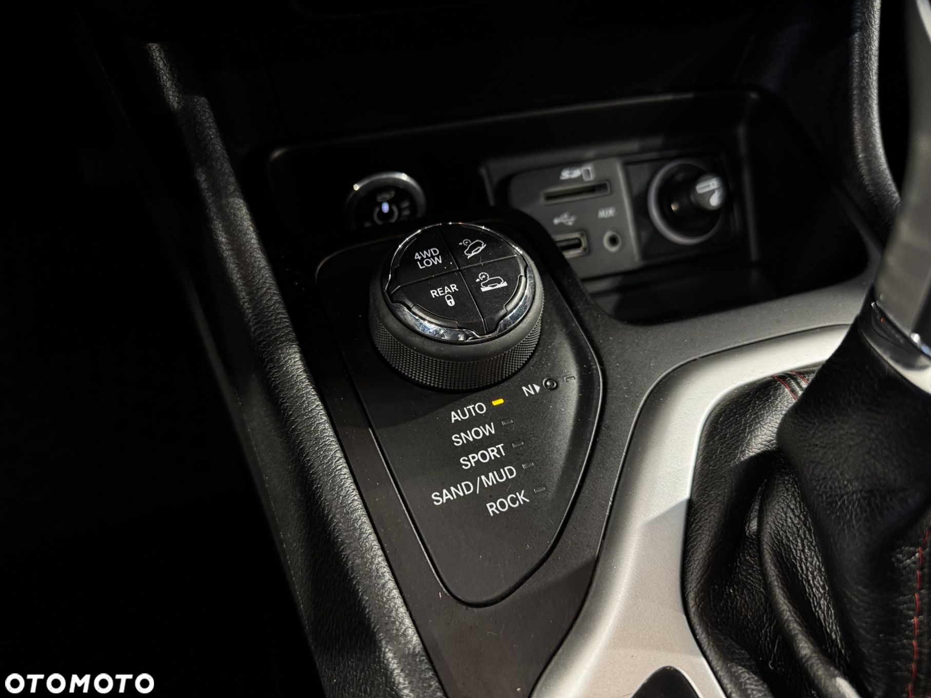 Jeep Cherokee - 30