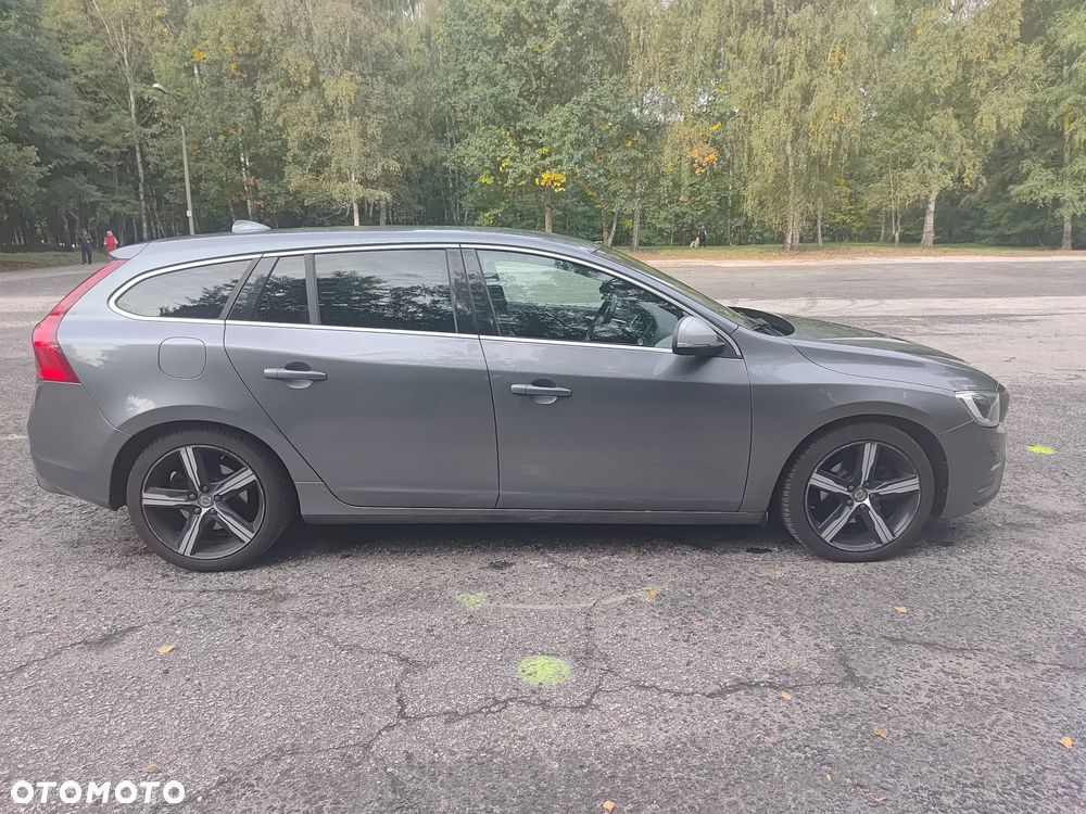 Volvo V60 D4 R-Design - 1