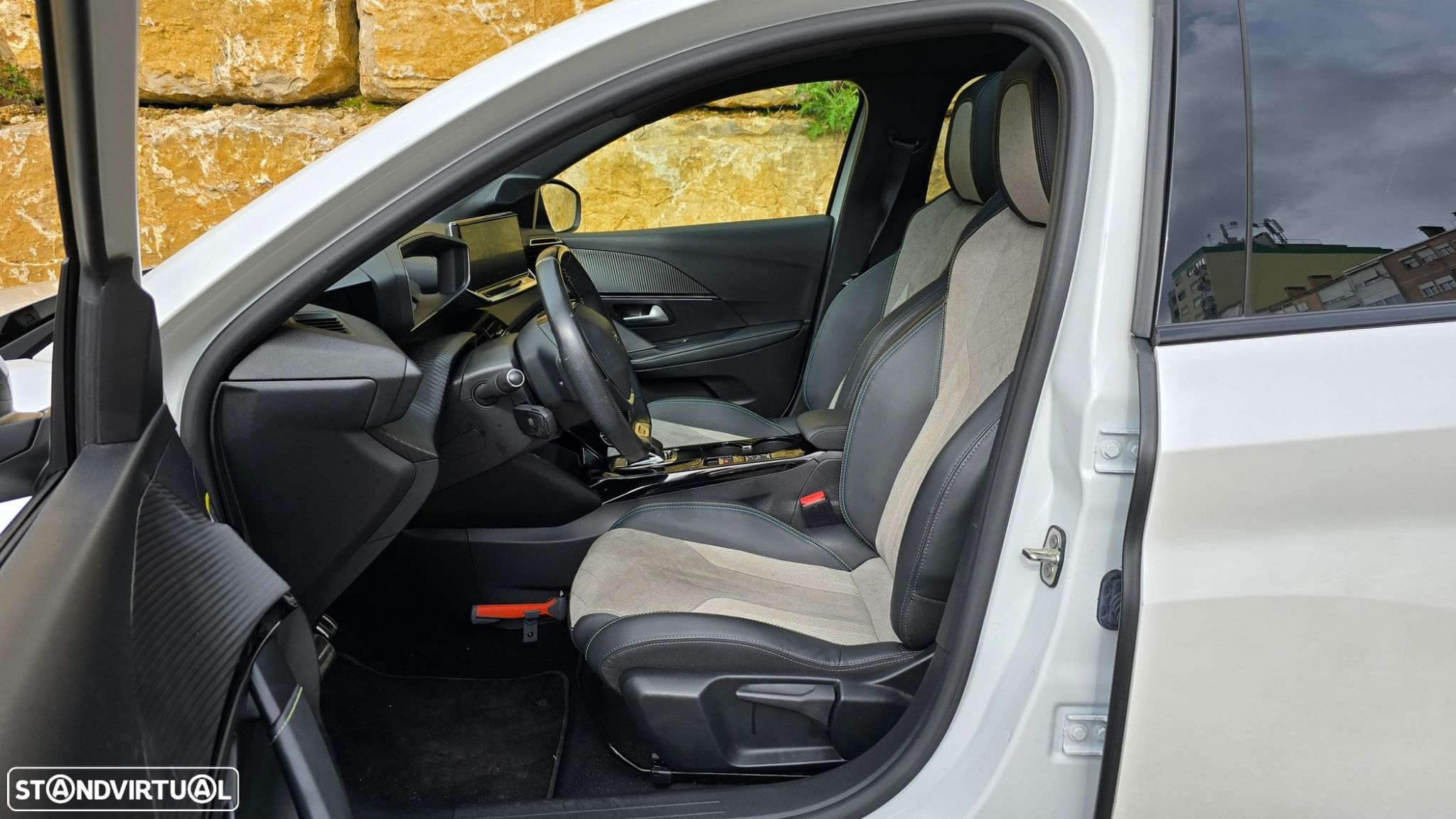 Peugeot e-208 GT - 43