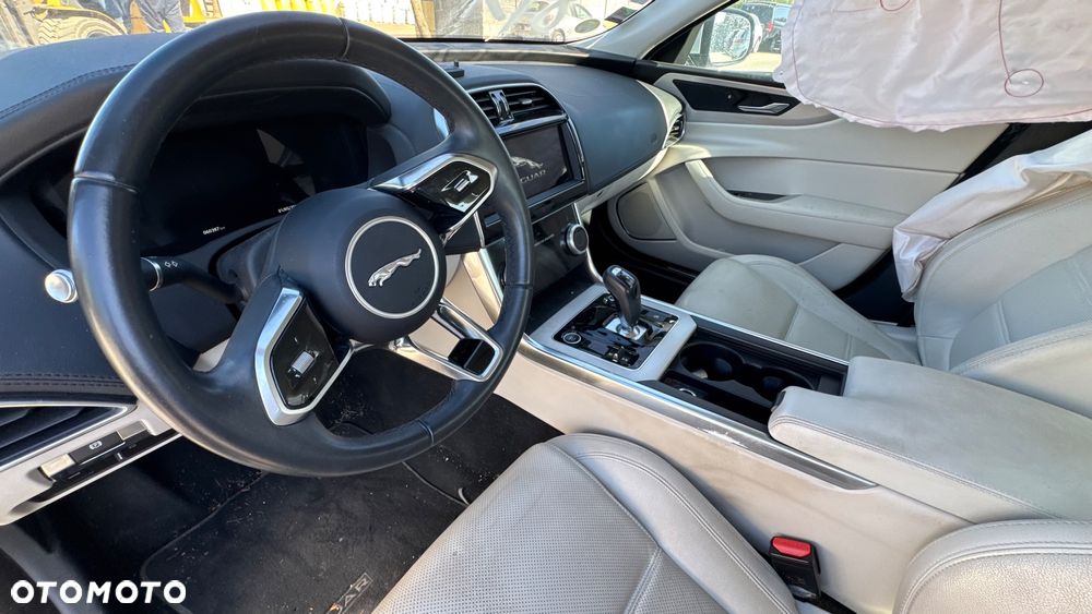 Jaguar XE 2.0 D Prestige - 33
