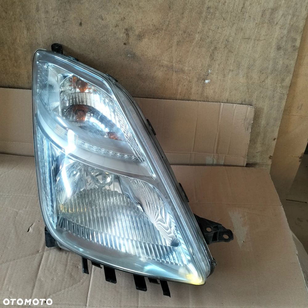 TOYOTA PRIUS 2 LIFT LAMPA PRZÓD PRAWA - 1