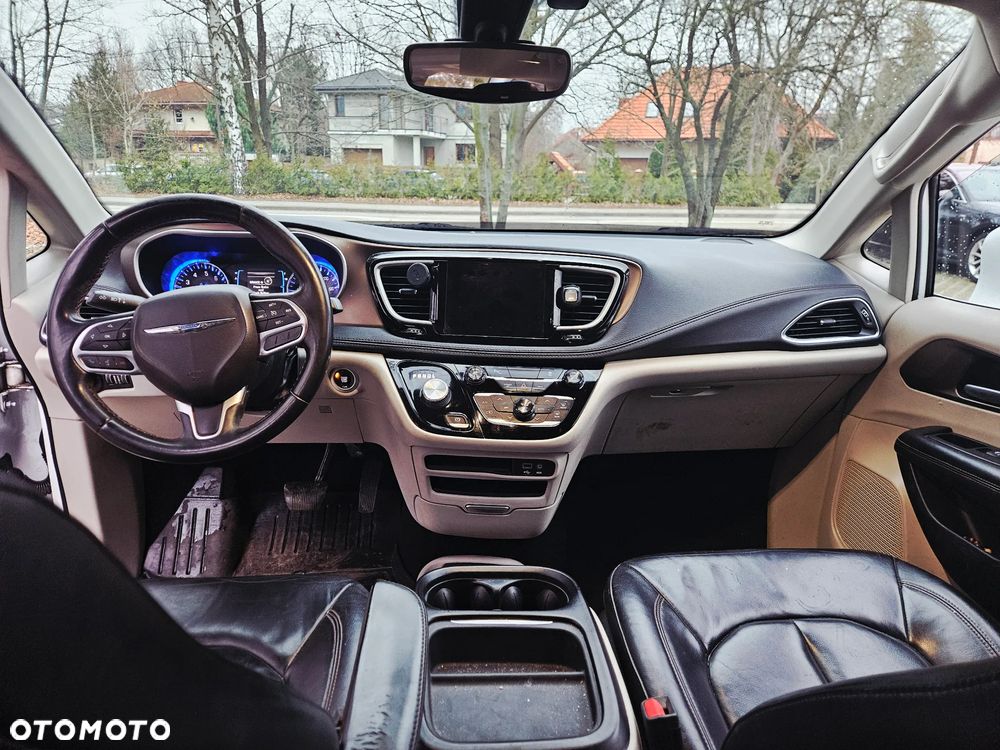 Chrysler Pacifica - 11