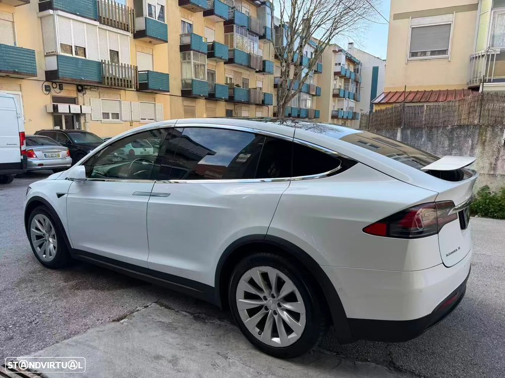 Tesla Model X - 18