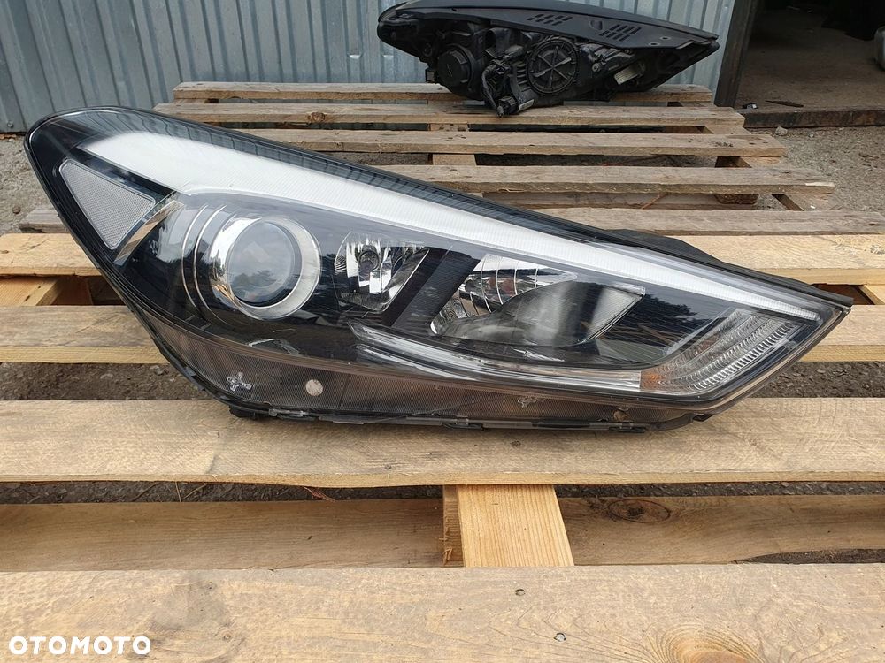 HYUNDAI TUCSON III LAMPA PRAWA REFLEKTOR 92102-D7110 EUROPA SOCZEWKA