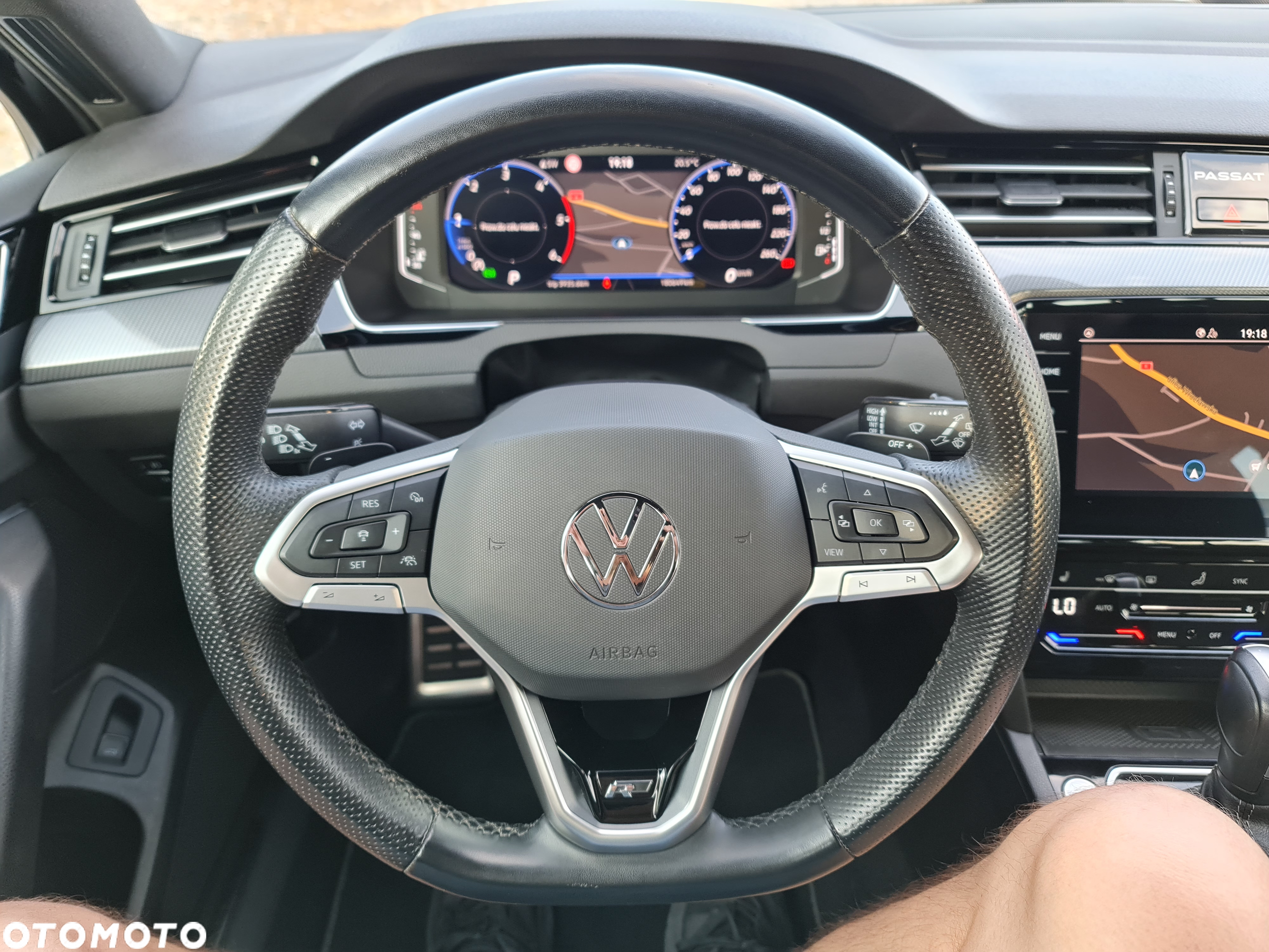 Volkswagen Passat Variant 2.0 TDI SCR DSG R-Line - 13