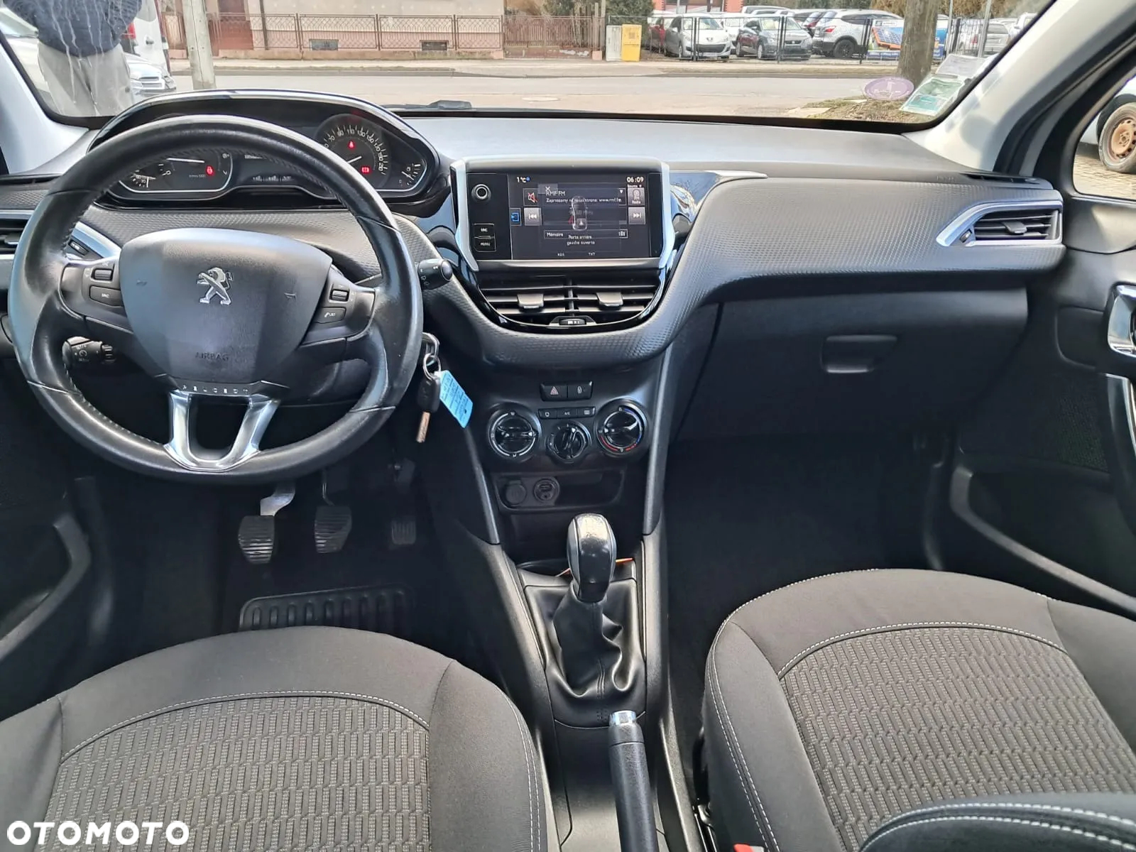 Peugeot 208 - 18