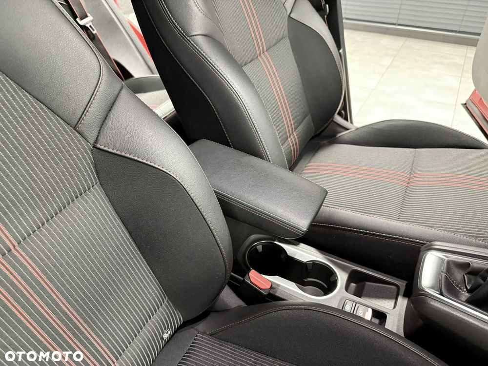 Renault Captur TCe Mild Hybrid 140 GPF TECHNO FAST TRACK - 40