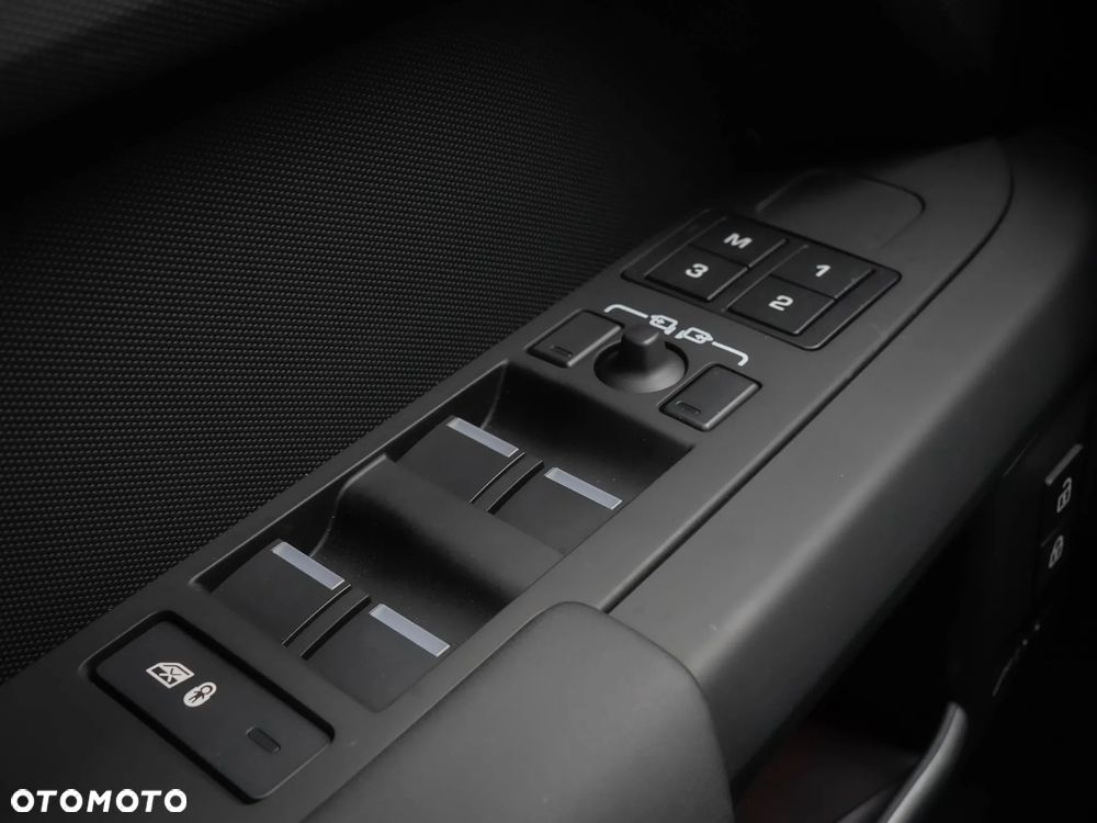 Land Rover Defender 3.0 D250 mHEV X-Dynamic SE - 14