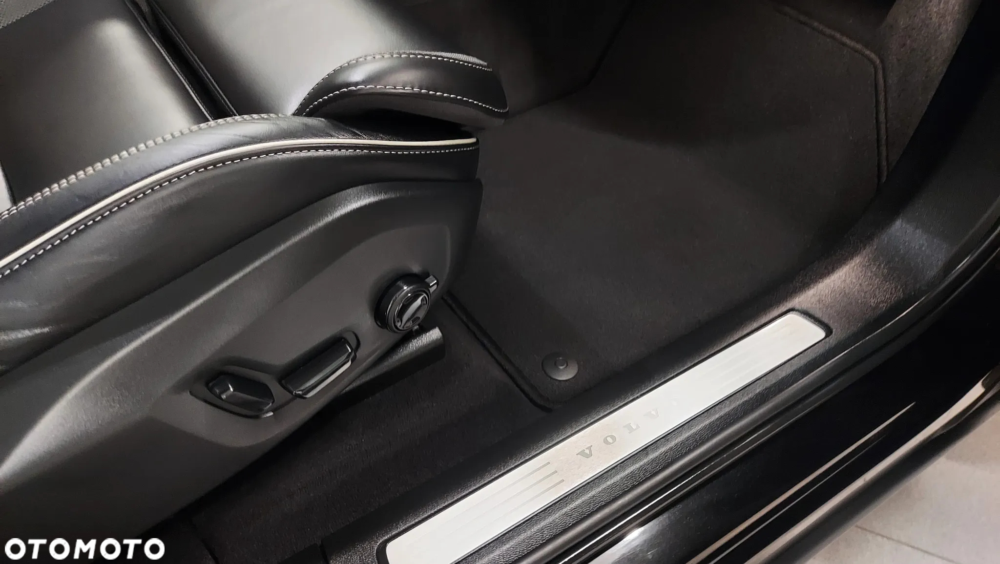 Volvo XC 60 B4 D AWD Plus Dark - 16