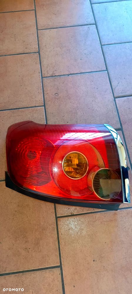 LAMPA PRAWY LEWY TYL TOYOTA AVENSIS T25 KOMBI - 7