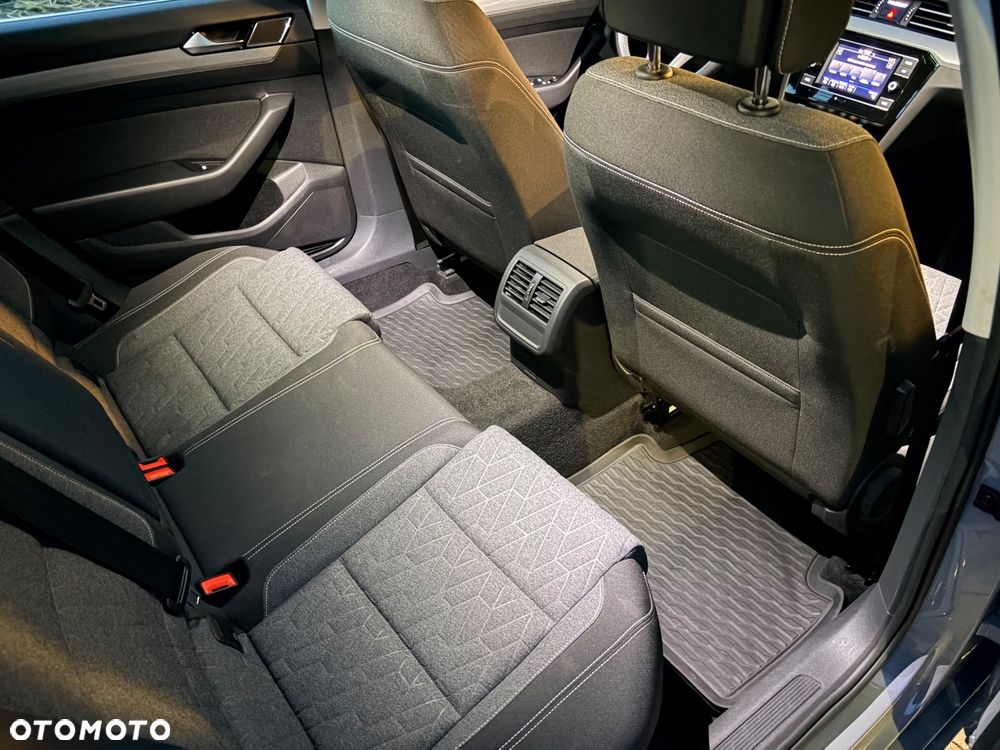Volkswagen Passat - 12