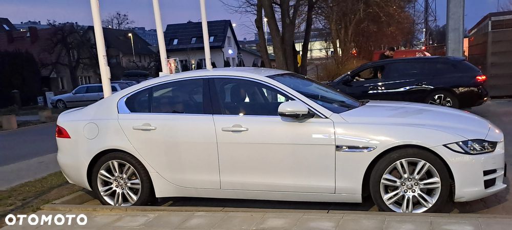 Jaguar XE 2.0 D Portfolio - 17