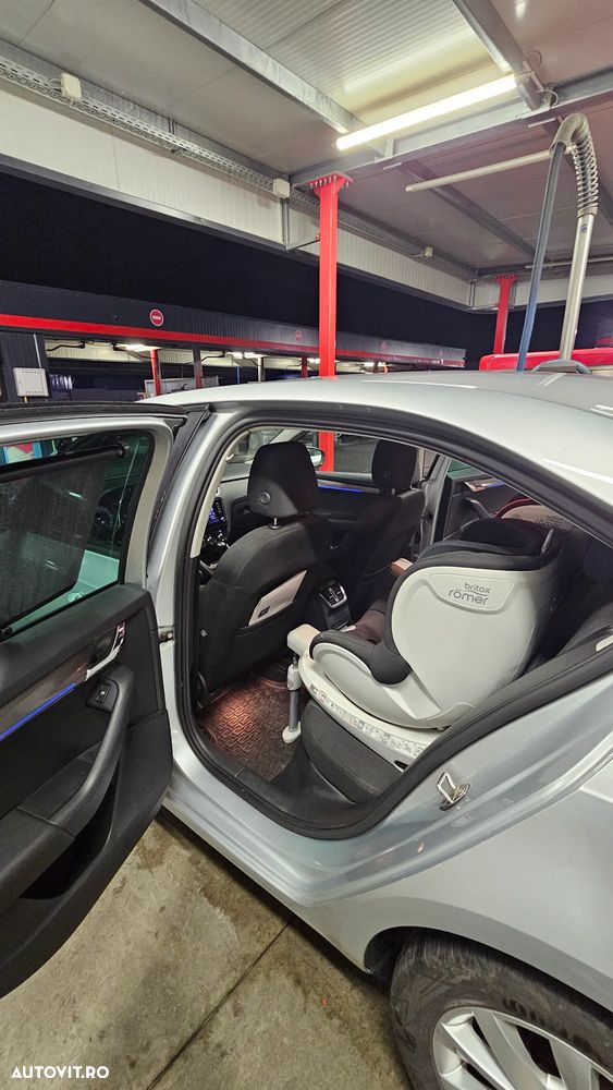 Skoda Octavia 2.0 TDI STYLE DSG - 8