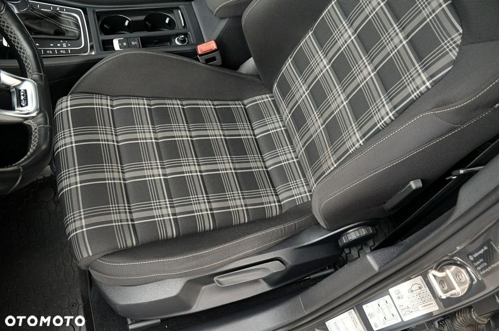Volkswagen Golf - 15