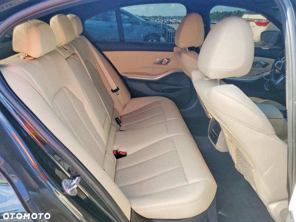 BMW Seria 3 330i M Sport - 10