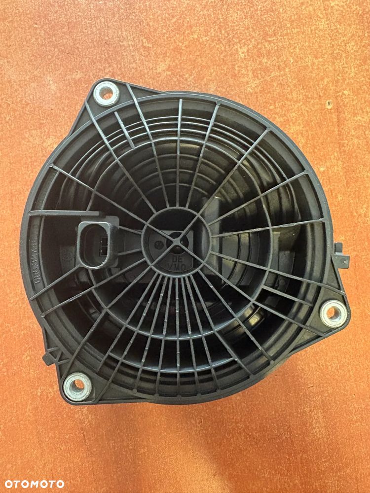 KLAMKA ZNACZEK EMBLEMAT VW OE 6R6827469 - 2