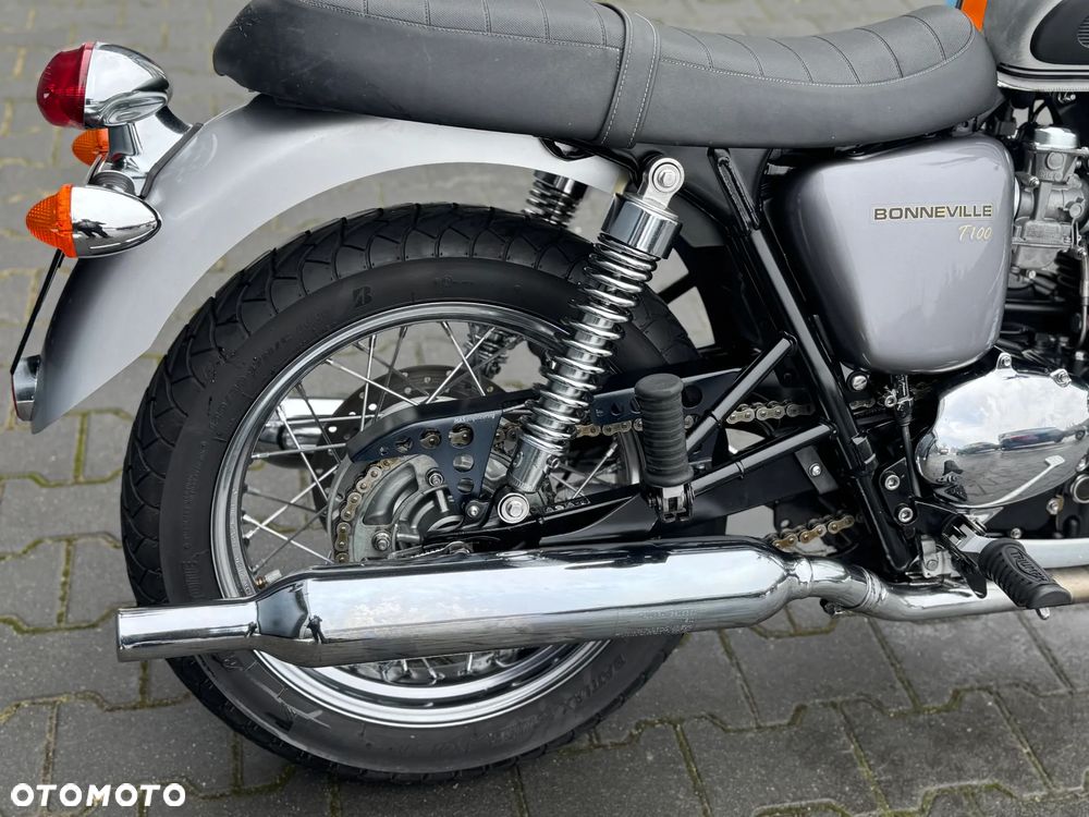 Triumph Bonneville - 25