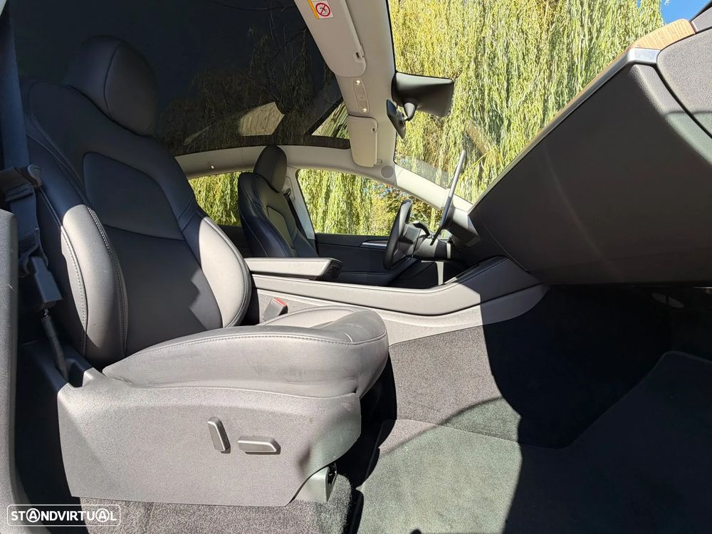 Tesla Model Y Long Range Dual Motor AWD - 28