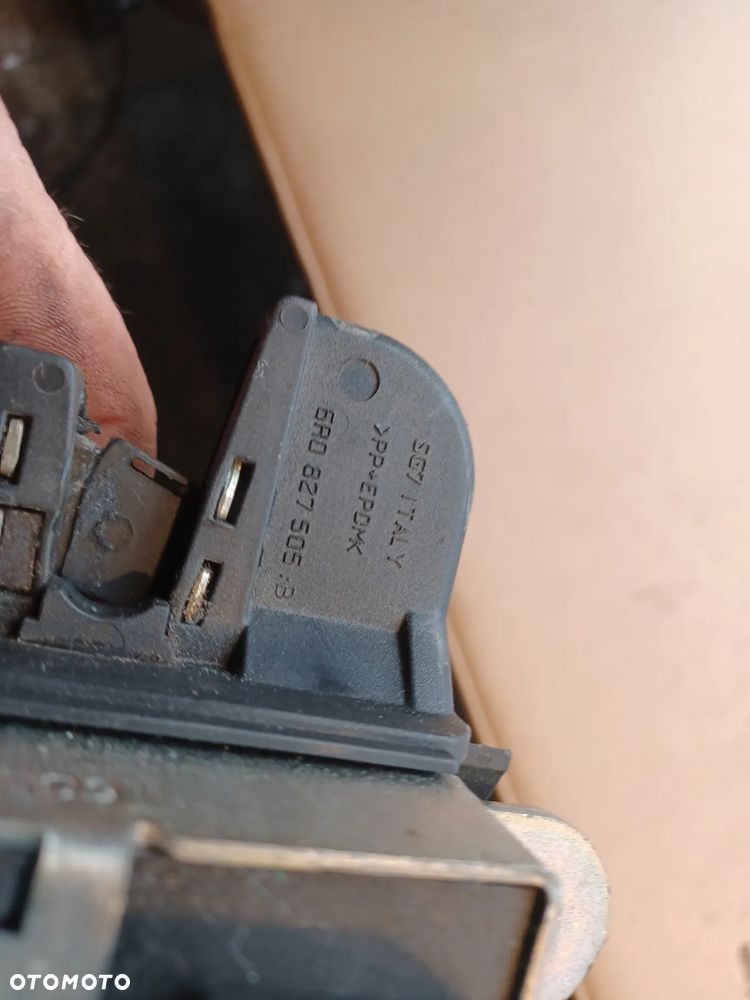 ZAMEK KLAPY BAGAŻNIKA POLO 6R 6R0827505B - 2