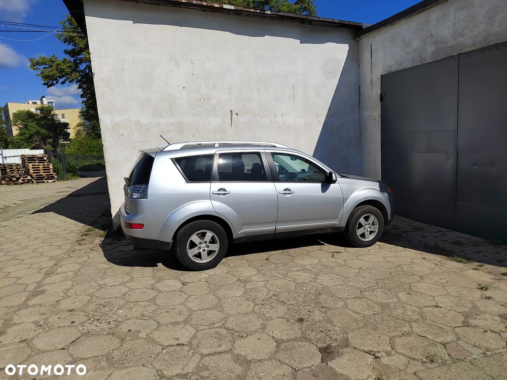 Mitsubishi Outlander 2.4 Invite 2WD - 2