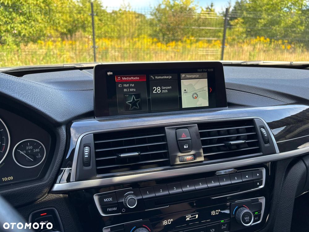 BMW Seria 3 330i Sport Line - 23