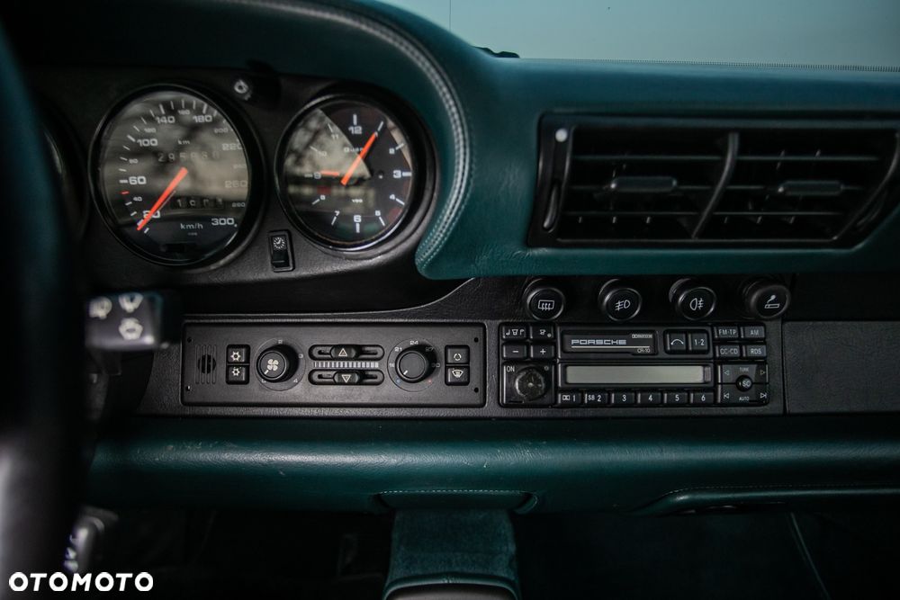 Porsche 911 Carrera 4 - 30