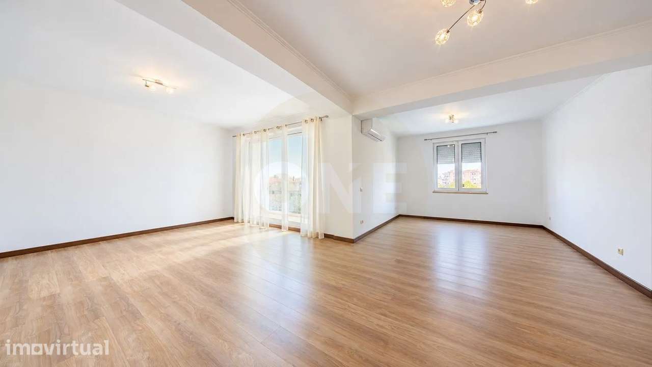 Apartamento T4 com áreas amplas, elevador e garagem - Grande imagem: 4/34
