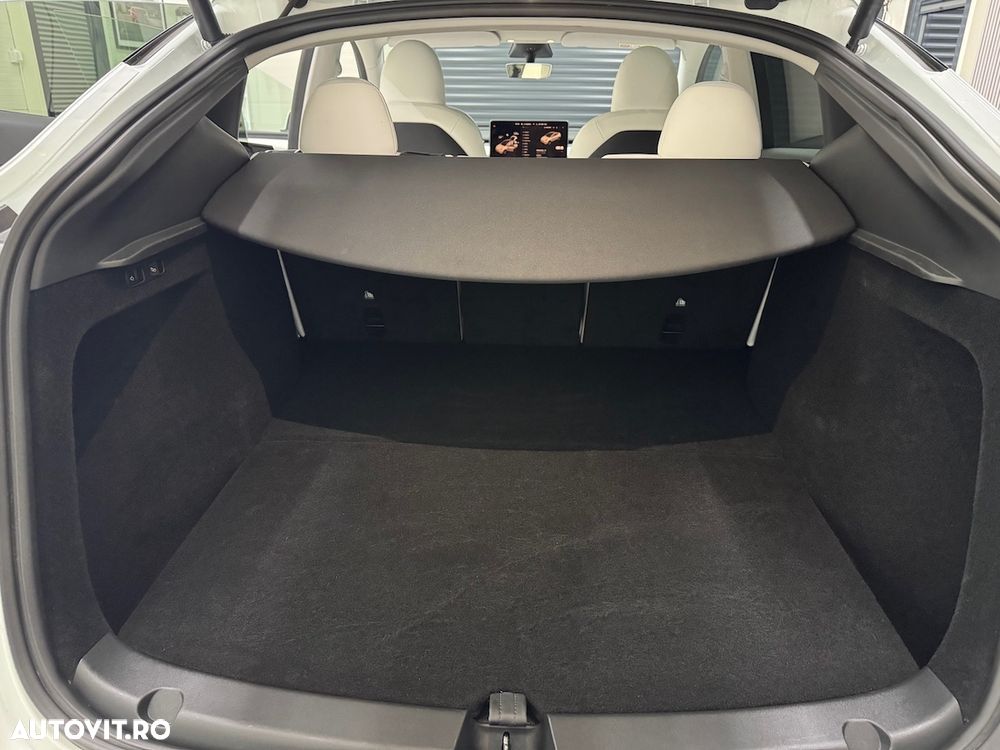 TESLA Model Y 2023 — imagine 66