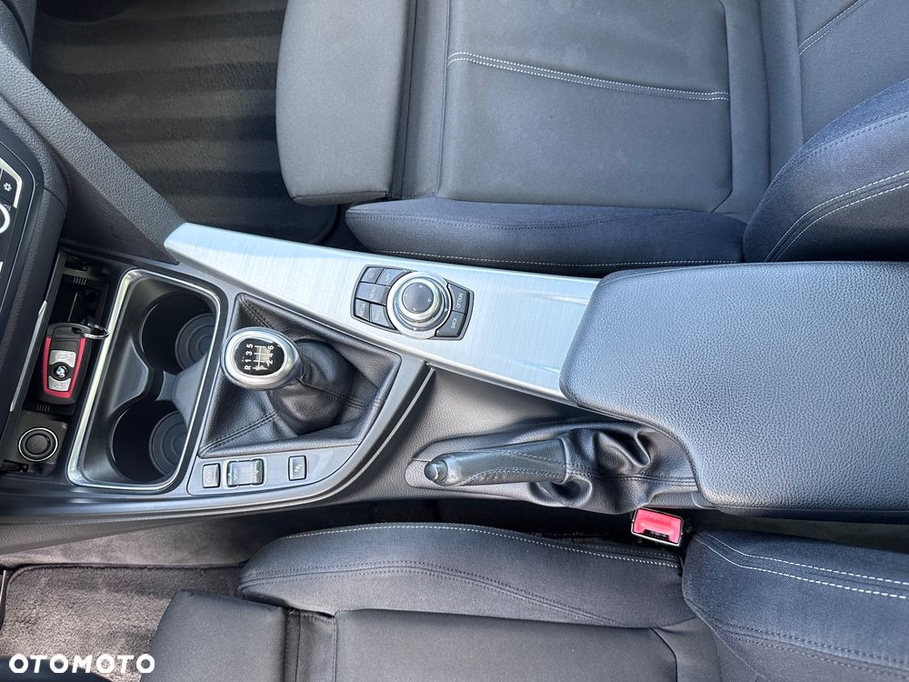 BMW Seria 3 328i Sport Line - 32
