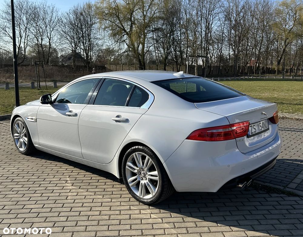 Jaguar XE 2.0 D Portfolio - 13