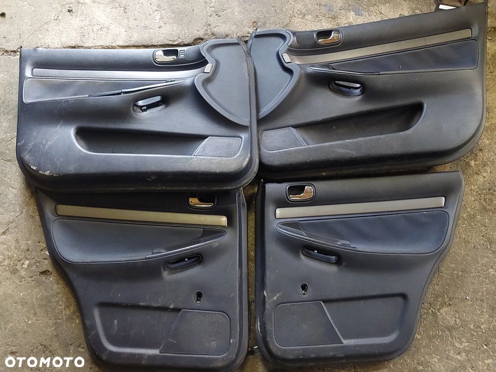 Audi A4 B5 Lift FL Boczki drzwi KOMPLET boczków lewy prawy kierowcy pasażera przód tył KOMBI AVANT GRANATOWE niebieskie dekory głośniki tapicerka - 1