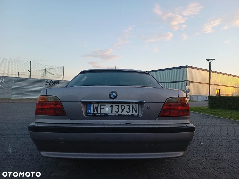 BMW Seria 7 740i V8 - 7
