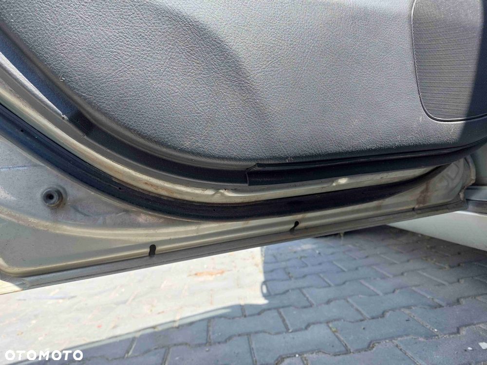 DRZWI KOMPLETNE LEWY TYŁ AVENSIS T25 HB 5D 6T1 - 1