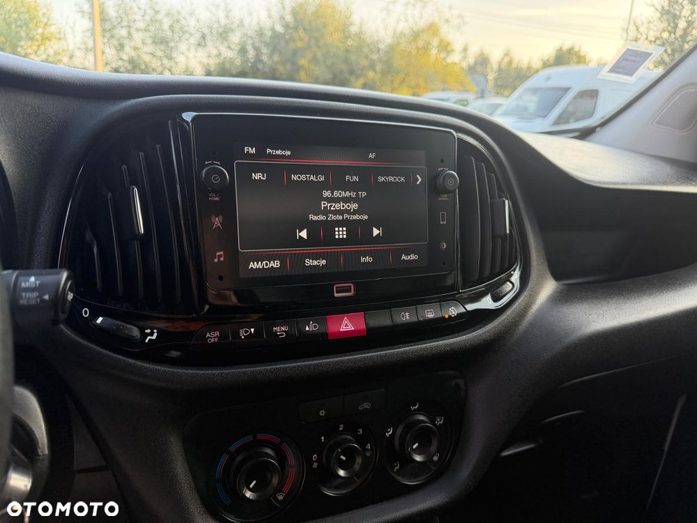 Fiat DOBLO / 1.6D / FV23% / NAJBOGATSZA WERSJA / 3 OSOBOWY / NAVI / CARPLAY - 21