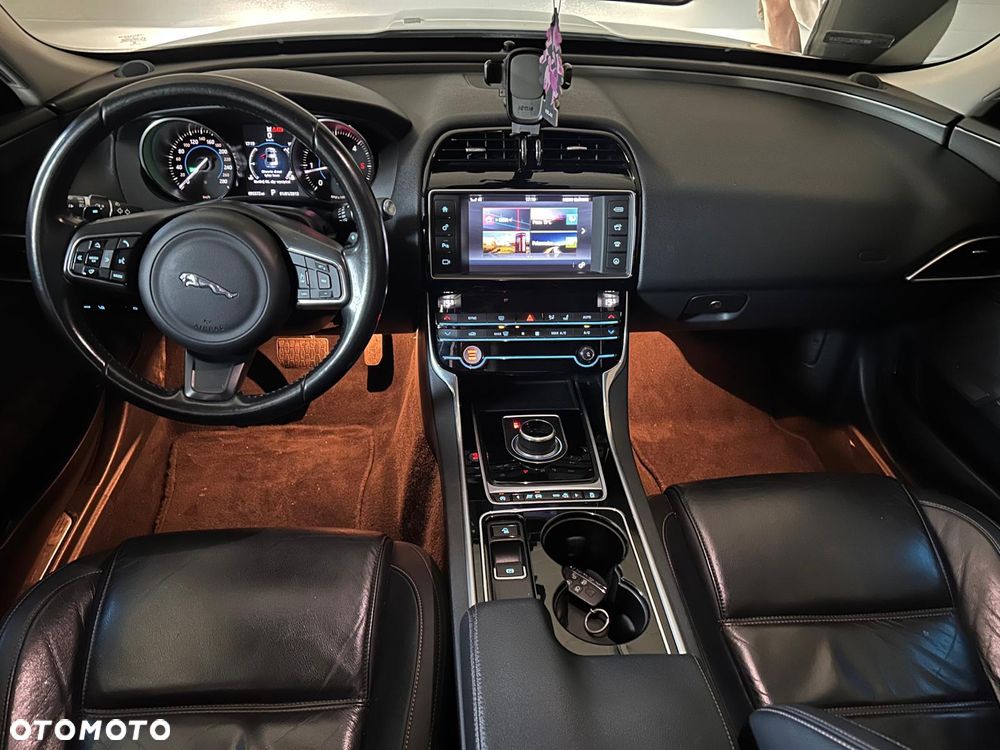 Jaguar XE 2.0 D Prestige - 10