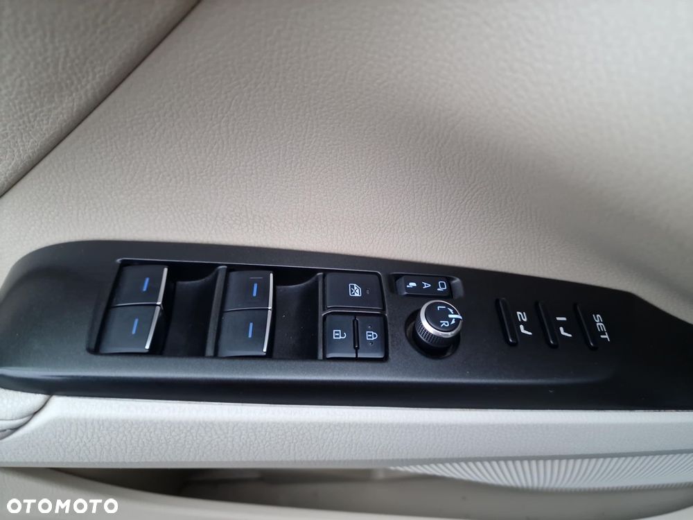 Toyota Camry 2.5 Hybrid Executive CVT - 12