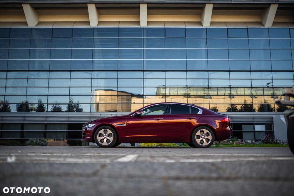 Jaguar XE 2.0 T Prestige - 4