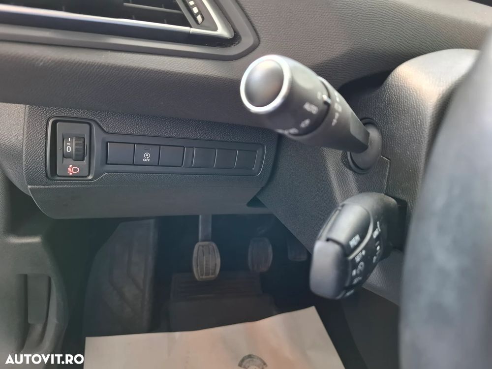 Peugeot 308 SW 1.2 L PureTech Turbo S&S Allure - 12