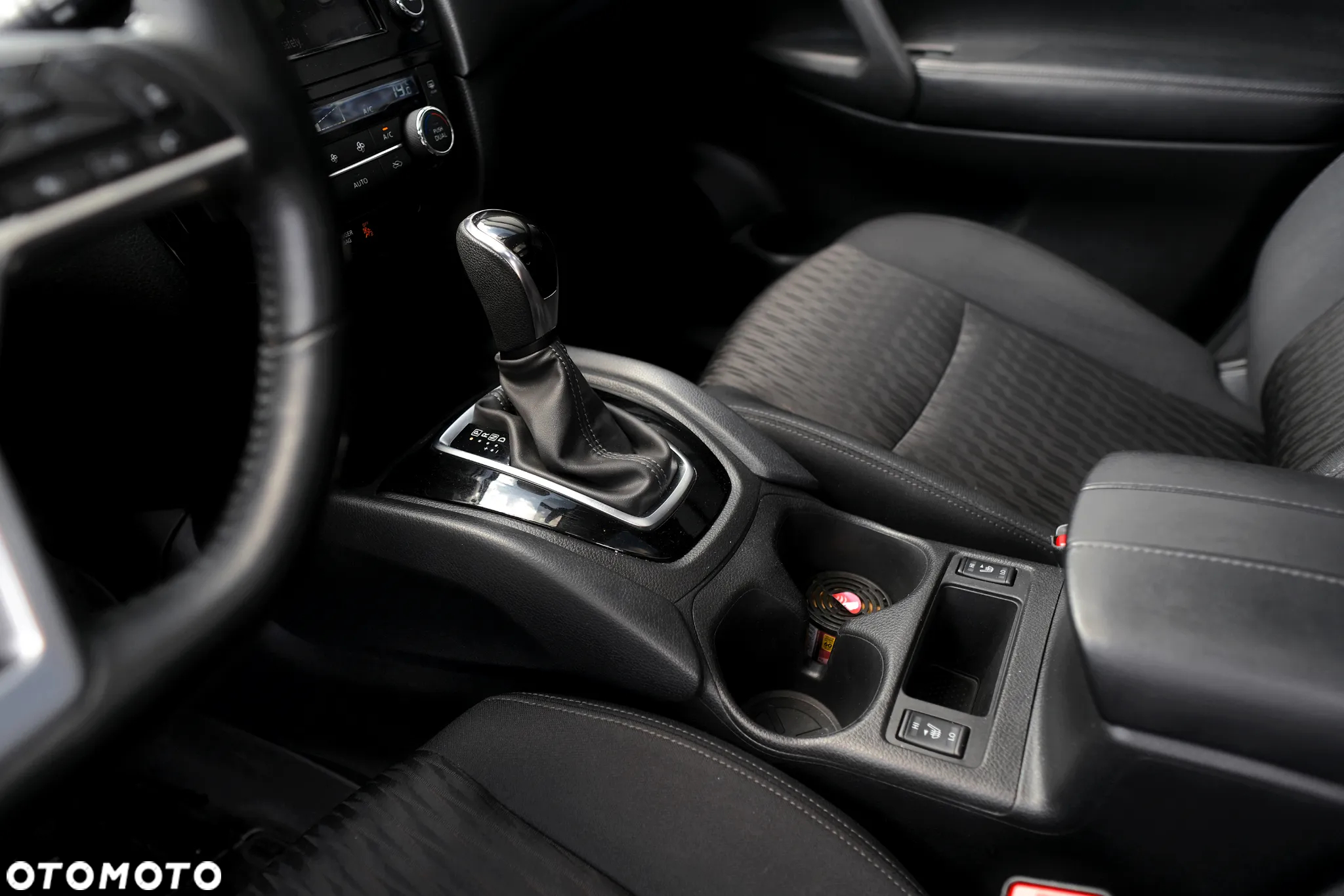 Nissan Rogue - 25
