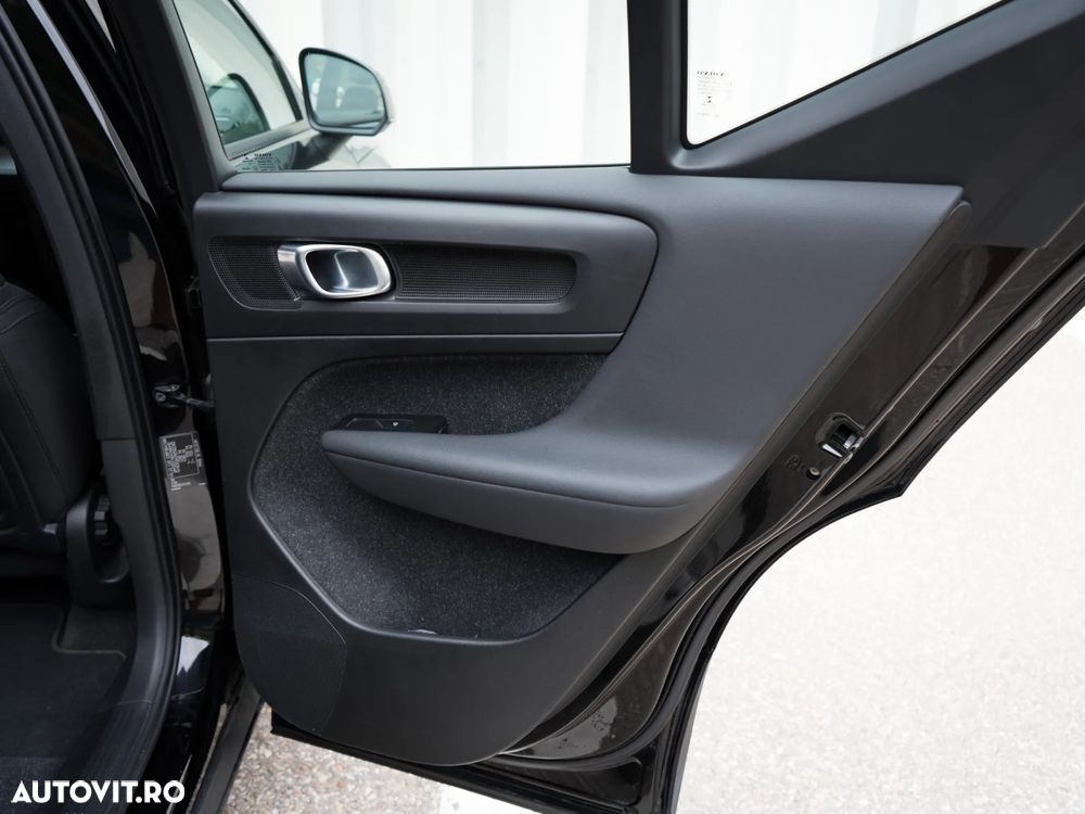 Volvo XC 40 B4 AT8 AWD Mild Hybrid Momentum Pro - 14