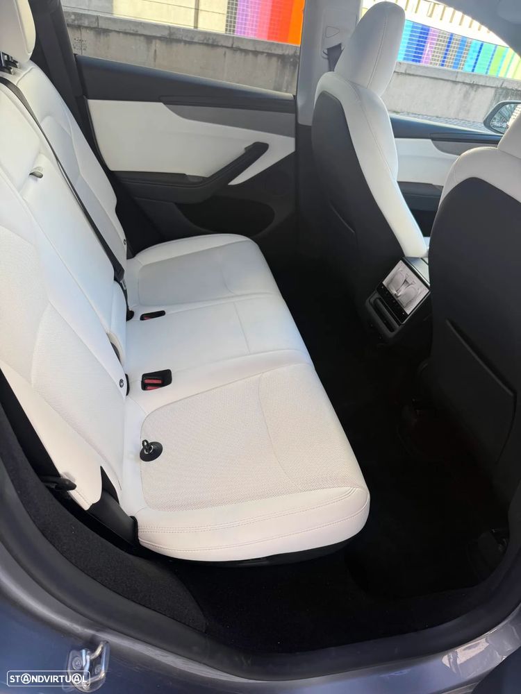 Tesla Model Y - 11