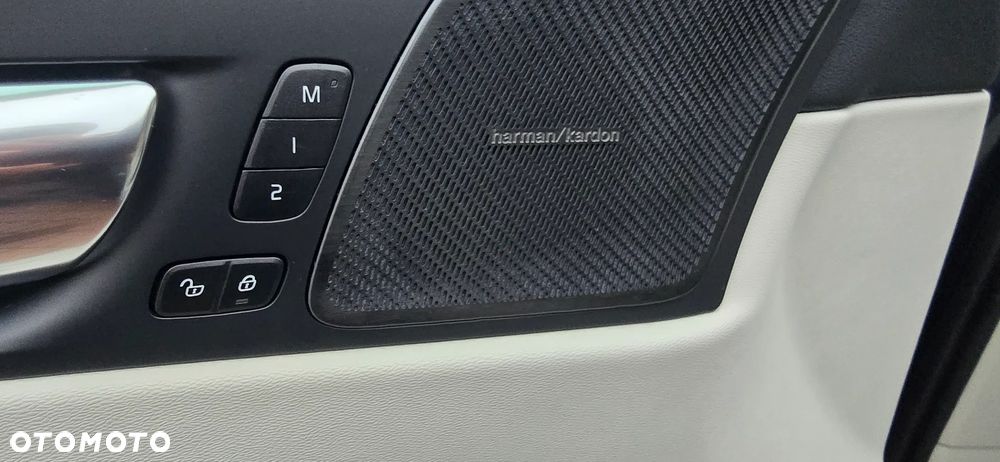 Volvo XC 60 B5 B AWD Plus Dark - 22