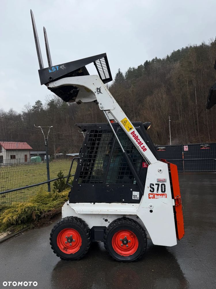 Bobcat S70 Mini-ładowarka 4x4 wózek terenowy. Łyżka widły. Kabina ogrzewana pełne szkło + drzwi ! aktualne serwisy DEKRA. Dokumentacja. silnik Kubota 3cyl. Maszyna Jak Nowa z Salonu! Pochodzi z Norweskiego Gospodarstwa! 2019 rok 715 mtg! Zero luzów i wycieków. Bardzo mocna i wydajna maszyna o małych gabarytach! Wąskie koła. Idealna do stajni. OKAZJA TANIO - 6