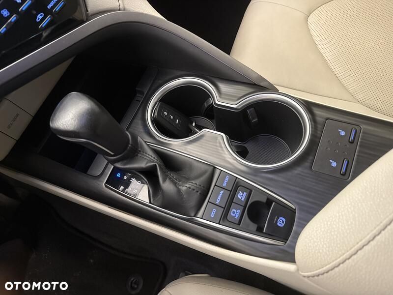 Toyota Camry 2.5 Hybrid Executive CVT - 18