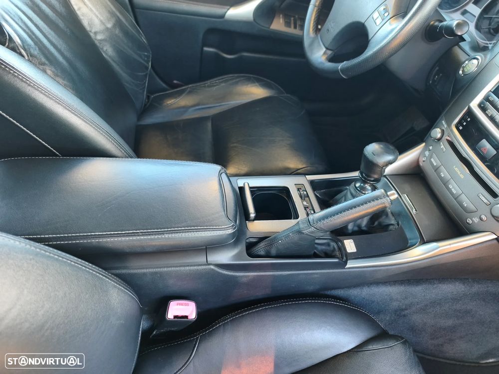 Lexus IS 220 d Luxury 2D - 23