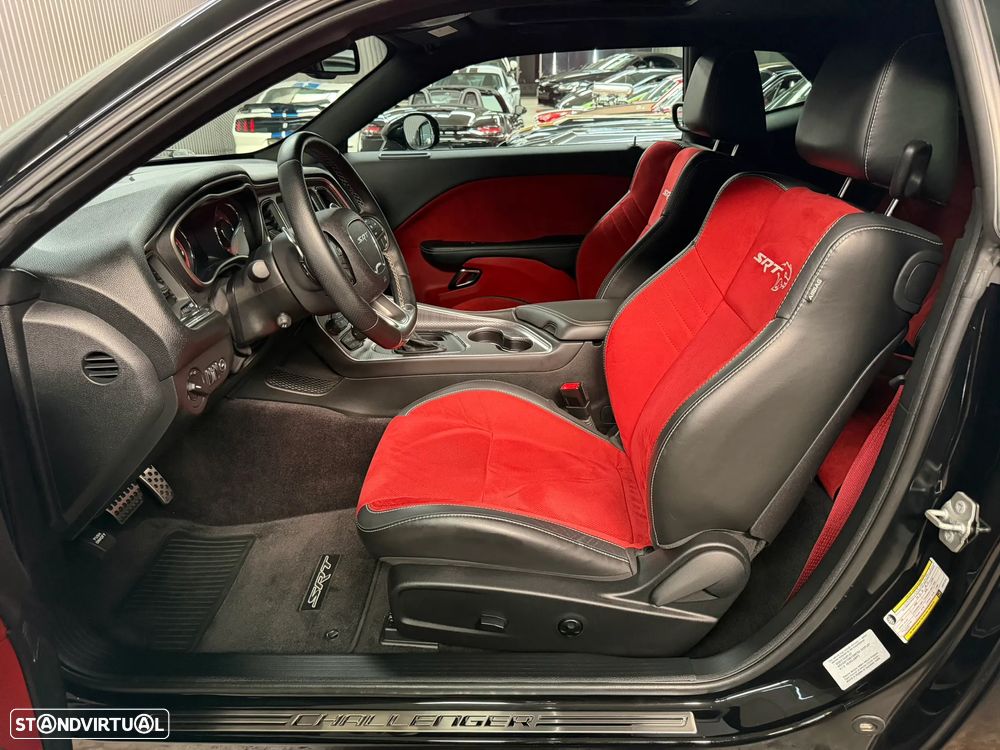 Dodge Challenger Auto SRT Hellcat - 25